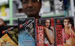 Ấn Độ tranh cãi hình ảnh nhạy cảm in trên bao cao su