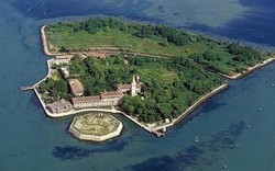 Hòn đảo hoang đầy “bóng ma bệnh tật” ở Ý