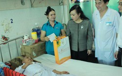 Bộ trưởng Bộ Y tế thăm, tặng quà bệnh nhi ung bướu