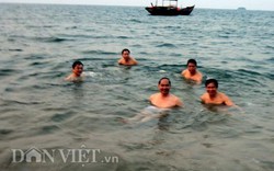Giám đốc Sở TNMT Hà Tĩnh tắm biển và ăn hải sản ở Thiên Cầm