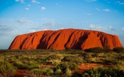 Dân Úc muốn cấp phép trèo núi thiêng 700 triệu năm tuổi