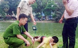 Thanh niên "ngáo đá" ngỡ mình là... nàng tiên cá, nằm "phơi" bên Tháp Rùa