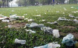 Công viên lớn nhất VN ngập rác sau kỳ nghỉ lễ