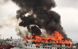 Tàu du lịch bốc cháy dữ dội tại cảng Tuần Châu