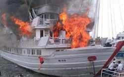 Tàu du lịch bốc cháy, du khách thi nhau nhảy xuống biển Hạ Long