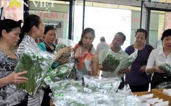 Rau xanh, cá sông “khủng” hút hàng tại Hội chợ ở Hà Nội
