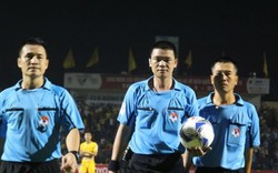 Cả làng bóng đá Việt xúm lại đòi đuổi trọng tài Hà Anh Chiến
