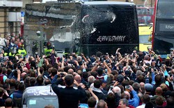Cận cảnh cuộc tấn công xe bus M.U của CĐV West Ham