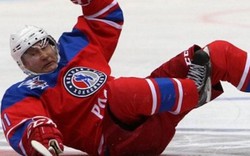 Putin ngã sõng soài trên sân đấu hockey