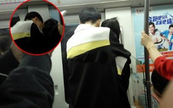 Cặp đôi học sinh ôm ấp, hôn hít nhau trên tàu điện ngầm