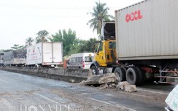 Container “cưỡi” dải phân cách, quốc lộ 1A tắc 4km