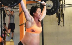 Ngỡ ngàng bà bầu 9 tháng vẫn nâng tạ 93kg nhẹ nhàng
