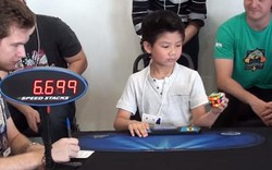 Video: Cậu bé giải Rubik một tay trong vòng 27 giây