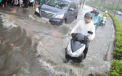 Ảnh: Đường TP.HCM biến thành sông sau mưa lớn