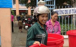 Trao 100 thùng chứa nước ngọt cho bà con vùng biên giới