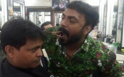 Chàng trai Ấn Độ trổ tài cắt tóc bằng miệng