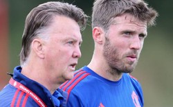 Carrick "lãnh đạo" nhóm cựu binh đòi M.U “trảm” Van Gaal