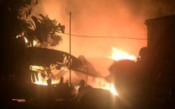 Hà Nội: Cháy lớn trong đêm thiêu rụi 1000m2 xưởng gỗ