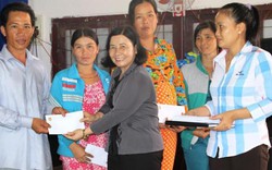 Phó Chủ tịch Hội NDVN trao 50 suất quà cho bà con vùng hạn mặn