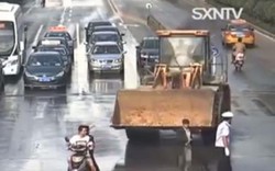 Video: Xe ủi đâm điên cuồng gây đổ máu trên phố TQ