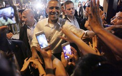 Clip: Ông Obama nồng nhiệt bắt tay người dân HN sau khi ăn bún chả
