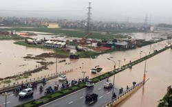 Ảnh: Mưa lớn, nhiều đường phố Hà Nội biến thành sông