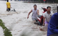 Hà Nội ngập sâu, 50.000 đồng/lần "tăng bo" xe máy