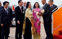 Thiếu nữ xinh đẹp Sài thành tặng hoa sen cho TT Obama
