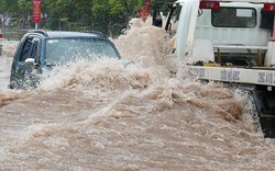 Hết mưa nửa ngày nhưng nhiều nơi ở Hà Nội vẫn bị ngập nặng