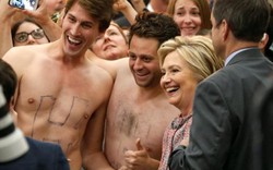 Người ủng hộ cởi trần khiến bà Hillary Clinton bị phân tâm