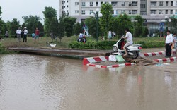 2 ngày sau mưa lớn, người HN đi cầu tạm vào "ốc đảo"