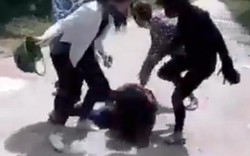 Clip: Nhóm nữ sinh đánh bạn tàn bạo còn cười hả hê ở Hà Tĩnh