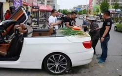 Đại gia TQ lái BMW mui trần đi bán hành ngoài phố