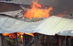 TP.HCM: Xưởng gỗ rộng gần 1.000m2 đổ sập trong khói lửa
