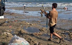 Hàng chục du khách nước ngoài xắn tay dọn rác ở Mũi Né
