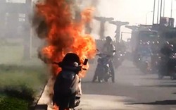 TPHCM: Xe máy bùng cháy, nữ chủ nhân hốt hoảng kêu cứu