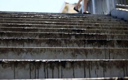 Hà Nội: Cầu đi bộ chảy nhựa vì nắng nóng