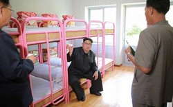 Kim Jong-un hào hứng ngồi giường tầng trẻ em