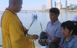 Lập đàn cầu siêu giữa sông Hàn mong tìm 3 nạn nhân còn mất tích