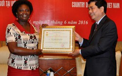 Bộ NNPTNT trao kỉ niệm chương cho Giám đốc WB tại Việt Nam