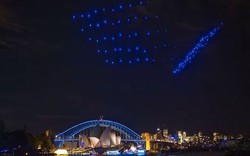 Bầu trời Sydney rực sáng với 100 thiết bị bay