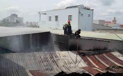 Cảnh sát chữa cháy "chật vật" dập lửa dữ dội trong hẻm nhỏ