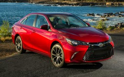 Toyota công bố Camry 2017 nhiều tính năng, giá không đổi