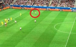 Neuer lên tận giữa sân trong tình huống Mustafi ghi bàn