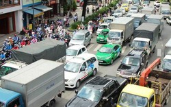 Cửa ngõ Tân Sơn Nhất kẹt 2 tiếng vì ô tô húc gãy thanh giới hạn