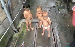 Bé gái 2 tuổi trần truồng dắt 2 em sinh đôi bỏ trốn