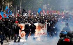 Cảnh sát Pháp "oằn" mình chống chọi rừng người bạo loạn