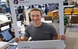 Mark Zuckerberg dán kín webcam và jack micro của máy tính