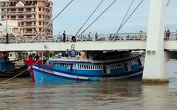 Bình Thuận: Trớ trêu tàu bị thủy triều "ép chặt" vào cầu