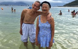 Cụ bà 87 tuổi mặc áo tắm, nắm tay chồng ra biển